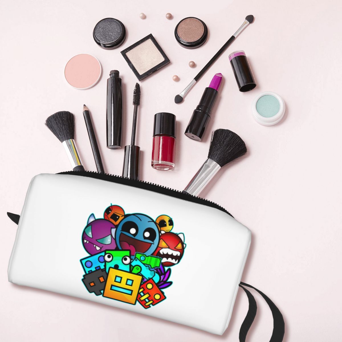 Geometry Dash Old School Gamin - Beauty Makeup School recensione e prezzo